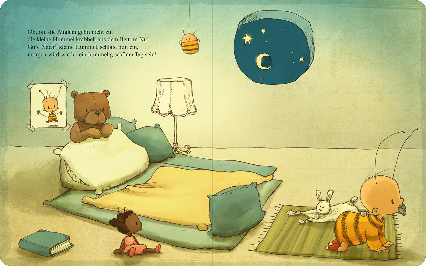 Gezeigt wird eine Innenansicht von „Die Baby Hummel Bommel – Gute Nacht“. Die Illustration zeigt ein gemütliches Kinderzimmer in sanften, beruhigenden Farben. Im Vordergrund liegt ein hellblaue Matratze, neben dem ein Bär sitzt. Auf dem Boden befinden sich ein Buch und eine Spielzeugpuppe. An der Wand hängt ein Bild von der Hummel. Ein Mond mit Sternen ist durchs Fenster zu sehen, während eine Lampe sanftes Licht spendet. Am rechten unteren Bildrand krabbelt die Baby Hummel aus dem...
