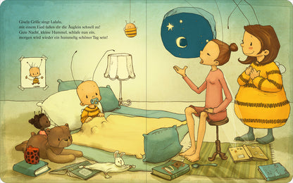 Gezeigt wird eine Innenansicht von „Die Baby Hummel Bommel – Gute Nacht“. Die Illustration zeigt ein gemütliches Schlafzimmer der Baby Hummel Bommel, die im Bett liegt, umgeben von Stofftieren. Eine Frau mit langen Haaren, gekleidet in ein pinkes Oberteil, erzählt eine Gute-Nacht-Geschichte. Die Wand ist in sanften Pastellfarben gehalten, mit einem Mond und Sternen im Hintergrund. Die Schrift ist groß und freundlich gestaltet, was die einladende Atmosphäre unterstreicht.