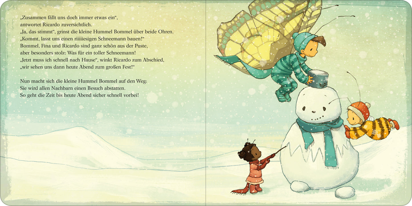 Gezeigt wird eine Innenansicht von „Die kleine Hummel Bommel feiert Weihnachten (Pappbilderbuch)“. Die Illustration zeigt eine winterliche Szene mit einem Schneemann, um den sich die kleine Hummel Bommel und ihre Freunde versammeln. Der Text ist auf der linken Seite platziert.