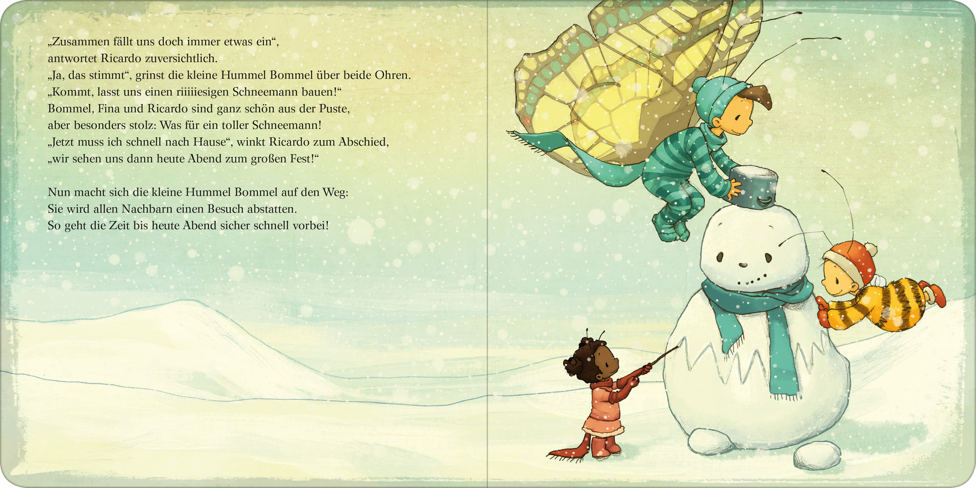 Gezeigt wird eine Innenansicht von „Die kleine Hummel Bommel feiert Weihnachten (Pappbilderbuch)“. Die Illustration zeigt eine winterliche Szene mit einem Schneemann, um den sich die kleine Hummel Bommel und ihre Freunde versammeln. Der Text ist auf der linken Seite platziert.