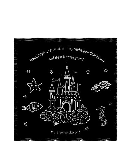 Gezeigt wird eine Innen- oder Zusatzansicht von „Mein Meerjungfrauen-Kritzkratz-Buch“. Der Hintergrund ist schwarz, während die Illustration in weißer Strichzeichnung gehalten ist. Zu sehen ist ein Märchenschloss, umgeben von Wellen, Fischen und einem Seepferdchen. Oberhalb des Schlosses steht der Text „Meerjungfrauen wohnen in prächtigen Schlössern auf dem Meeresgrund“ in verspielter Typografie. Kleine Herzen und Sterne ergänzen das fantasievolle Bild, das zur Kreativität anregt.