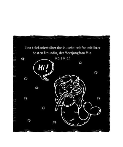 Gezeigt wird eine Innen- oder Zusatzansicht von „Mein Meerjungfrauen-Kritzkratz-Buch“. Die Seite zeigt eine liebevolle Zeichnung einer Meerjungfrau mit langen Haaren und einem Muscheltelefon. Der Hintergrund ist schwarz, während die Figur und die Sprechblase in hellem Weiß dargestellt sind. Darin steht der Text „Hi!“ in einer verspielten, handschriftlichen Schriftart. Darüber steht der Satz über Lina, der in einer klaren, lesbaren Schriftart gehalten ist. Sternen-Elemente umrahmen...