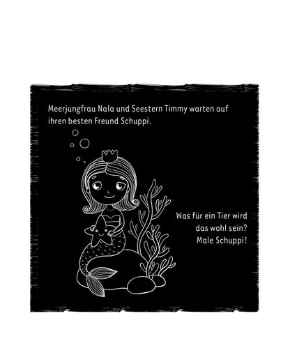 Gezeigt wird eine Innen- oder Zusatzansicht von „Mein Meerjungfrauen-Kritzkratz-Buch“. Auf einem schwarzen Hintergrund sind die Figuren der Meerjungfrau Nala und des Seesterns Timmy in weißer, kindgerechter Linie gezeichnet. Nala trägt eine Krone und hält einen Fisch, während zeitgleich Sprechblasen den Text „Was für ein Tier wird das wohl sein? Male Schuppi!“ präsentieren. Die Schrift ist klar und gut lesbar, um die Neugier der Kinder zu fördern.