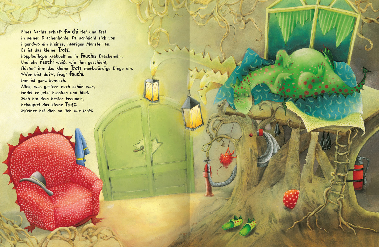 Gezeigt wird eine Innen- oder Zusatzansicht von „Der kleine Trotzdrache“. Die Illustration zeigt eine fantasievolle Höhle mit einer grünen Tür im Hintergrund. Auf der linken Seite sitzt ein rotes, stacheliges Kissen in einem tiefen Grünton. Über dem Kissen sind zwei Laternen angebracht, die weich leuchten. Auf der rechten Seite ist eine Ansammlung bunter Textilien in Blau und Grün, die eine gemütliche Atmosphäre schaffen. Der Text ist in verspielter Schriftart gehalten und passt...