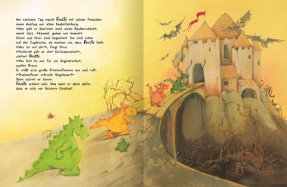 Gezeigt wird eine Innen- oder Zusatzansicht von „Der kleine Trotzdrache“. Die Seite zeigt ein lebhaftes Bild mit einem bunten Drachen und einer Burg im Hintergrund. Der Drache in leuchtendem Grün steht auf einer unebenen Landschaft, während orangefarbene und gelbe Drachen um ihn herum sind. Die Burg hat spitze Türme und ist von fliegenden Fledermäusen umgeben. Der Text ist in einer freundlichen, kindgerechten Schriftart angeordnet und ergänzt die bildliche Darstellung.
