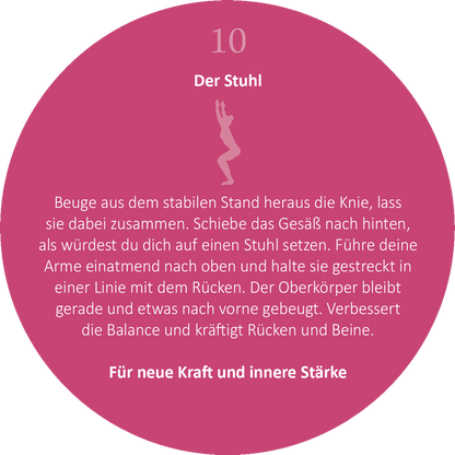 Gezeigt wird eine Innen- oder Zusatzansicht von „Adventskalender in der Dose. 24 kleine Yoga-Auszeiten für den Advent“. Die Darstellung zeigt einen runden, rosafarbenen Hintergrund mit hellen, weißen Schriftzügen. In der Mitte steht die Übung „Der Stuhl“ in einer klaren Typografie, umgeben von einer stilisierten, grauen Figurenillustration, die eine Yoga-Haltung abbildet. Am unteren Rand befindet sich eine zusätzliche, motivierende Botschaft: „Für neue Kraft und innere...