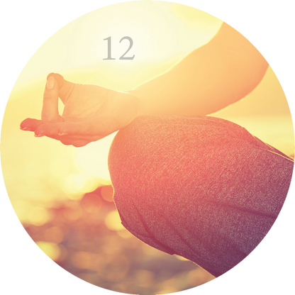 Gezeigt wird eine Innen- oder Zusatzansicht von „Adventskalender in der Dose. 24 kleine Yoga-Auszeiten für den Advent“. Das Bild zeigt eine meditierende Hand in einem sanften, warmen Ambiente. Eine Hälfte des Bildes ist von goldenem Licht durchflutet, während die andere Seite in weicheren, blassen Tönen gehalten ist. In der oberen Mitte ist die Zahl 12 in einer klaren, modernen Typografie sichtbar, die in einem hellen Grauton gestaltet ist. Die Atmosphäre vermittelt Ruhe und...