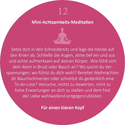Gezeigt wird eine Innen- oder Zusatzansicht von „Adventskalender in der Dose. 24 kleine Yoga-Auszeiten für den Advent“. Die Darstellung zeigt einen runden, pinken Hintergrund mit einer stilisierten Figur in Meditationshaltung in der Mitte. Oben ist die Nummer „12“ in sanfter, heller Schrift hervorgehoben, gefolgt vom Titel „Mini-Achtsamkeits-Meditation“. Der Haupttext ist in einer klaren, gut lesbaren Schrift und gibt Anweisungen zur Meditation. Am unteren Rand steht „Für einen...