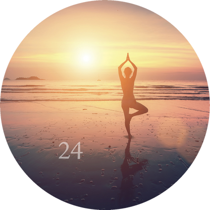 Gezeigt wird eine Innen- oder Zusatzansicht von „Adventskalender in der Dose. 24 kleine Yoga-Auszeiten für den Advent“. Im Mittelpunkt steht eine Silhouette einer Person in der Yoga-Pose „Baum“, die vor einem sanften Sonnenuntergang am Strand steht. Die Farben sind warm und beruhigend, mit sanften Gelb- und Orangetönen des Himmels, die auf eine entspannende Atmosphäre hinweisen. Die Zahl „24“ ist in klarer, weißer Typografie im unteren Bereich platziert.