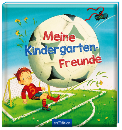Das Buchcover zeigt einen fröhlichen Jungen in rotem Shirt mit der Nummer 5, der lächelnd unter einem überdimensionierten Fußball steht. Der Ball schwebt über ihm auf einem bunten, hellblauen Hintergrund mit grünen Wiesen und gelben Blumen. Der Titel „Meine Kindergarten-Freunde“ ist in einer verspielten Schrift in Rot und Blau gehalten. Ganz oben rechts fliegt ein rotes Spielzeugflugzeug. Ganz unten mittig steht der Logoschriftzug von arsEdition.