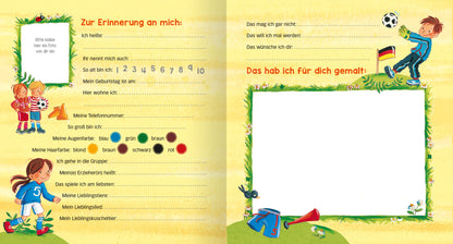 Gezeigt wird eine Innen- oder Zusatzansicht von „Meine Kindergarten-Freunde (Fußball)“. Die Doppelseite präsentiert einen farbenfrohen Hintergrund in Gelb, umrahmt von grünen Pflanzenornamenten. Links befindet sich ein Abschnitt mit Feldern zur Eintragung persönlicher Informationen, umgeben von bunten, spielenden Kindern, darunter ein Mädchen mit einem blauen Kleid und ein Junge in Fußballtrikots. Auf der rechten Seite zeigt ein leerer Bereich, der zum kreativen Gestalten anregt. Die...