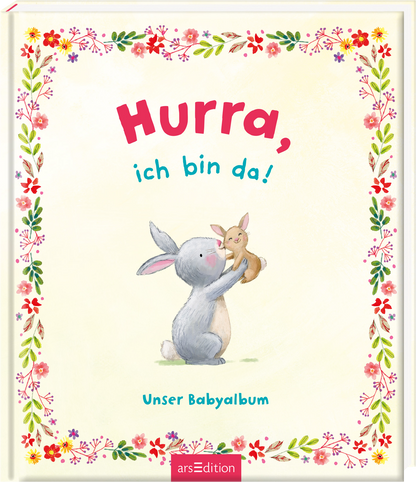 Das Cover zeigt einen fröhlichen, grauen Hasen, der ein kleines, braunes Kaninchen in die Luft hält. Der Hintergrund ist sanft in Cremefarben gehalten und von einem bunten Blumenstrauß eingerahmt. Der Titel „Hurra, ich bin da!“ ist in großen, geschwungenen, roten und blauen Buchstaben oben mittig platziert. Darunter steht in kleinerer Schrift „Unser Babyalbum“. Ganz unten mittig steht der Logoschriftzug von arsEdition.
