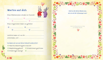 Gezeigt wird eine Innenansicht von „Hurra, ich bin da!“. Die linke Seite zeigt eine sanfte, gelbe Hintergrundfarbe mit dem Titel „Warten auf dich“ in blauer Schrift. Darunter befinden sich zahlreiche leere Zeilen für Eintragungen, flankiert von niedlichen, gezeichneten Hasen, die in farbenfrohen Kleidern dargestellt sind. Auf der rechten Seite ist ein Blumenrahmen in verschiedenen Farben, um ein Feld für persönliche Notizen zu umrahmen. Der Text ist in einer freundlichen blauen...