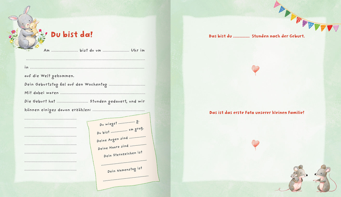 Gezeigt wird eine Innen- oder Zusatzansicht von „Hurra, ich bin da!“. Die Doppelseite besitzt einen sanften, hellgrünen Hintergrund. Links steht in verspielter Schrift „Du bist da!“ über Platzhaltern für Informationen zur Geburt, eingerahmt von einer niedlichen Hasenillustration. Rechts ist ein leerer Bereich mit der Aufschrift „Das bist du... Stunden nach der Geburt“ und Platz für ein Foto, dekoriert mit herzförmigen Grafiken. Auf beiden Seiten sind Luftballons und Wimpel...