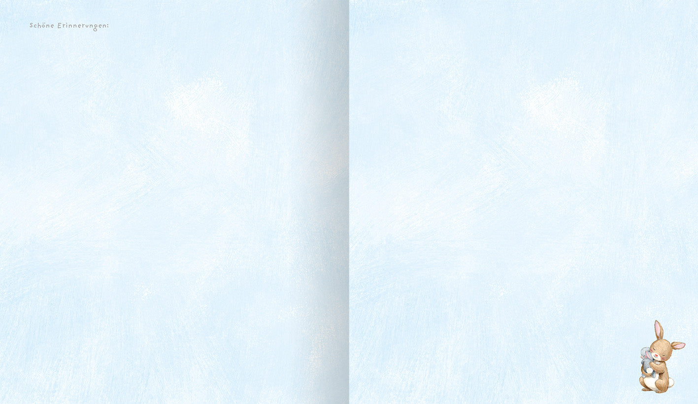 Gezeigt wird eine Innenansicht von „Hurra, ich bin da!“. Die Doppelseite präsentiert einen sanften, hellblauen Hintergrund, der an einen klaren Himmel erinnert. In der rechten unteren Ecke ist ein niedliches, illustratives Kaninchen abgebildet, das freundlich in die Richtung des Betrachters schaut. Die Typografie ist verspielt gehalten und wirkt kindgerecht, während die weichen Farbtöne eine beruhigende und einladende Atmosphäre schaffen.