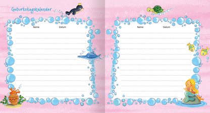 Gezeigt wird eine Innen- oder Zusatzansicht von „Meine Kindergarten-Freunde (Meerjungfrau)“. Die Doppelseite präsentiert einen rosa Hintergrund mit blauen Blubberblasen. Oben steht der Titel „Geburtstagskalender“ in verspielter, bunter Typografie. Auf der linken Seite sind Zeilen für „Name“ und „Datum“ vorgesehen, um Eintragungen zu ermöglichen. Um die Linien sind Illustrationen von Meeresbewohnern, darunter eine Meerjungfrau, ein Fisch und eine Schildkröte, die das maritime...