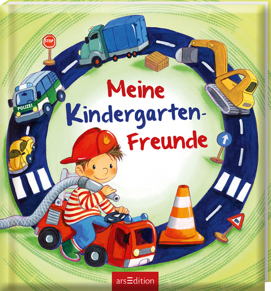 Das Buchcover zeigt einen Jungen mit roter Kappe und gestreiftem Shirt, der auf einem roten Feuerwehr-Spielzeugauto sitzt. Um ihn herum sind verschiedene Fahrzeuge wie ein Lkw, ein Polizeiwagen und ein Bagger abgebildet, die auf einem runden Straßenmuster angeordnet sind. Der Titel „Meine Kindergarten-Freunde“ steht in großen Buchstaben in der Mitte. Die Farbpalette ist lebhaft und ansprechend. Ganz unten mittig steht der Logoschriftzug von arsEdition.