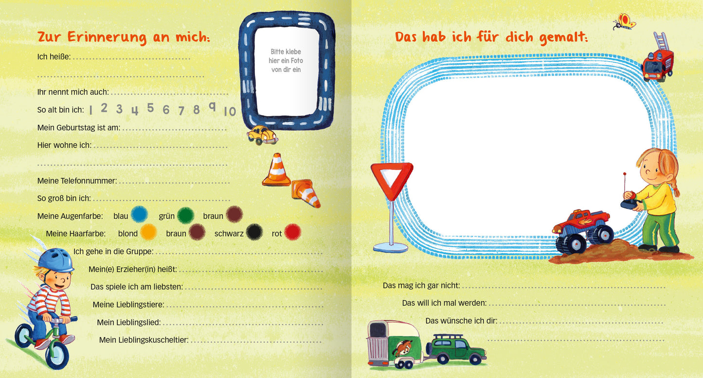 Gezeigt wird eine Innenansicht von „Meine Kindergarten-Freunde (Fahrzeuge)“. Der Hintergrund ist in hellem Grün gehalten. Über die Doppelseite verteilt befinden sich Felder zum Eintragen persönlicher Daten und rechts ist Platz, um ein Bild zu malen. Umgeben sind die Felder von Illustrationen; zu sehen sind ein Kind auf einem Laufrad, ein Mädchen mit einem ferngesteuerten Auto, sowie weitere Spielzeugautos und Verkehrszeichen. Die Seite ist freundlich und kindgerecht gestaltet.