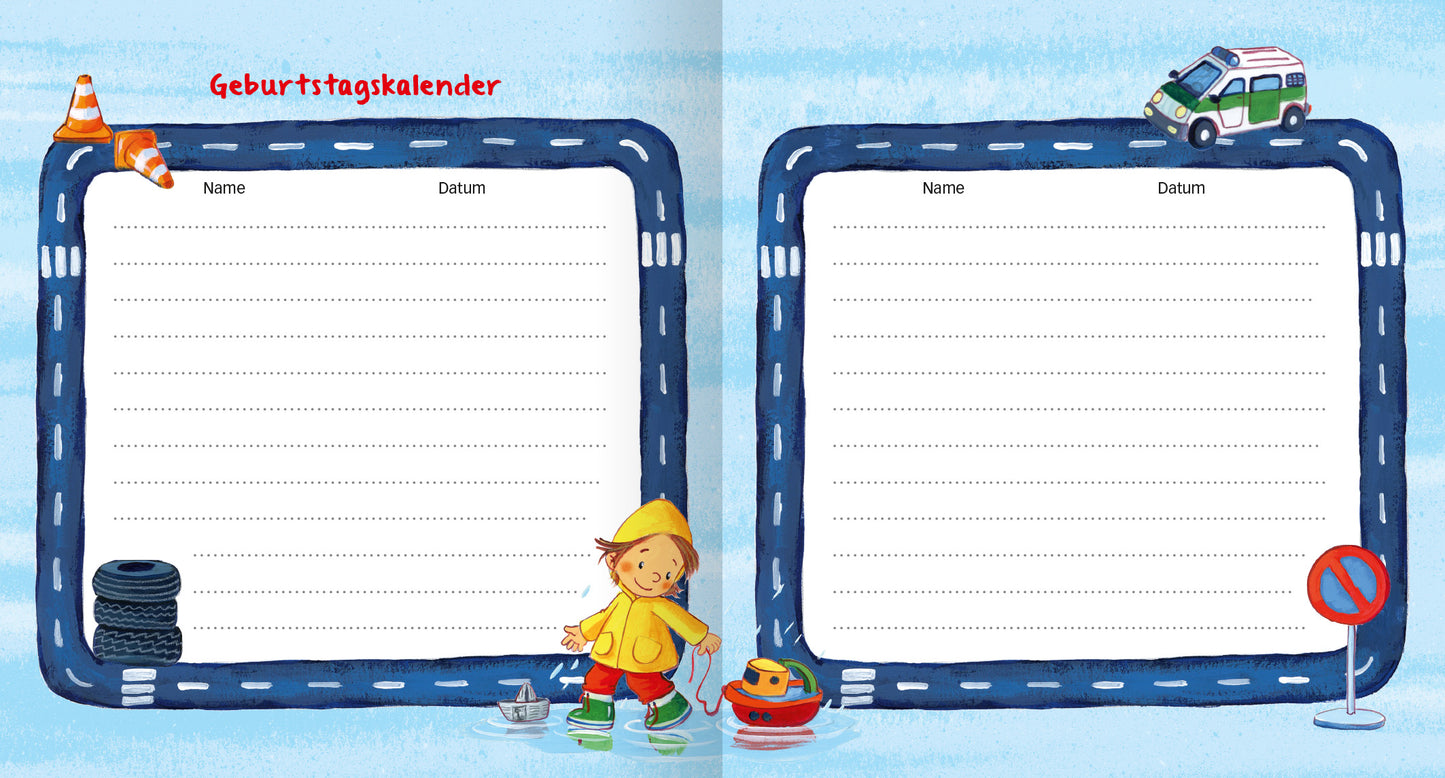 Gezeigt wird eine Innenansicht von „Meine Kindergarten-Freunde (Fahrzeuge)“. Die Doppelseite ist hellblau gehalten und zeigt einen Geburtstagskalender mit Platz für Namen und Daten. Umrandet wird dieser von einer Straße mit weißen Linien und Baustellenaccessoires, sowie einem Kind in Regenkleidung mit einem Spielzeugboot und einem Polizeiwagen oben rechts.