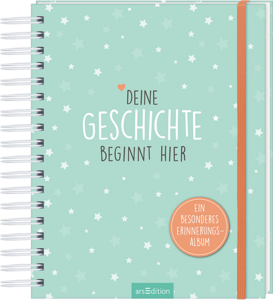 Das Cover zeigt einen mintgrünen Hintergrund, der mit weißen Sternen und einem kleinen, roten Herz dekoriert ist. In der Mitte steht in großen, weißen Buchstaben „DEINE GESCHICHTE“ und in darunter in kleinerer, dunkelgrauer Schrift „BEGINNT HIER“. Rechts am Rand befindet sich eine orangefarbene Bindung. Unten rechts ist ein runder, oranger Button mit dem Text „EIN BESONDERES ERINNERUNGS-ALBUM“. Ganz unten mittig steht der Logoschriftzug von arsEdition.