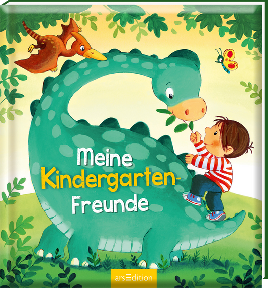 Das Buchcover zeigt einen großen, freundlichen, grünen Dinosaurier, der sich halb um einen Jungen mit braunen Haaren und einem gestreiften, rot-weißen Shirt beugt. Der Junge interagiert spielerisch mit dem Dinosaurier und zeigt auf ihn. Über ihnen fliegt ein kleiner Vogel und eine hübsche Schmetterling ist ebenfalls zu sehen. Der Titel „Meine Kindergarten-Freunde“ ist in großen, gelben Buchstaben geschrieben und vermittelt eine fröhliche, einladende Atmosphäre. Ganz unten mittig...