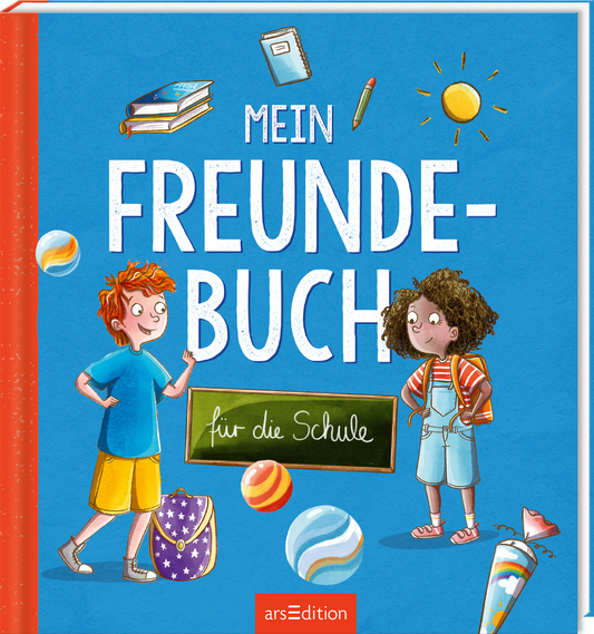 Das Buchcover zeigt einen hellblauen Hintergrund und zwei fröhliche Kinder: Einen Jungen mit rotem Haar und ein Mädchen mit lockigem, braunem Haar. Beide sind in einer spielerischen Pose dargestellt. Über ihnen schwebt der Titel „MEIN FREUNDE-BUCH“ in großen, weißen Buchstaben. Darunter steht in einer grünen Tafel „für die Schule“. Umrahmt wird die Szene von verschiedenen Schulutensilien und bunten Bällen. Ganz oben mittig steht der Logoschriftzug von arsEdition.