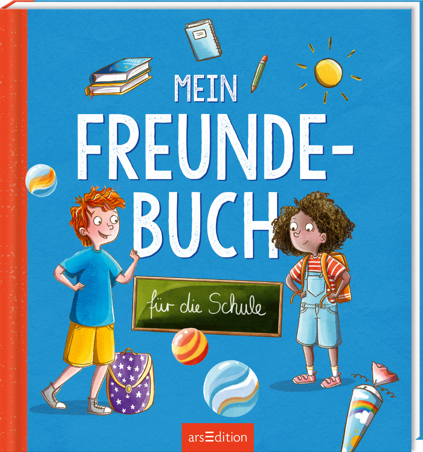 Das Buchcover zeigt einen hellblauen Hintergrund und zwei fröhliche Kinder: Einen Jungen mit rotem Haar und ein Mädchen mit lockigem, braunem Haar. Beide sind in einer spielerischen Pose dargestellt. Über ihnen schwebt der Titel „MEIN FREUNDE-BUCH“ in großen, weißen Buchstaben. Darunter steht in einer grünen Tafel „für die Schule“. Umrahmt wird die Szene von verschiedenen Schulutensilien und bunten Bällen. Ganz oben mittig steht der Logoschriftzug von arsEdition.