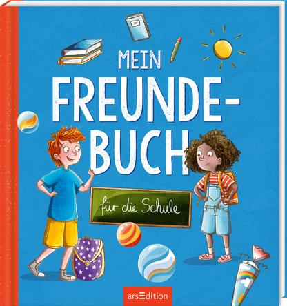 Das Buchcover zeigt einen hellblauen Hintergrund und zwei fröhliche Kinder: Einen Jungen mit rotem Haar und ein Mädchen mit lockigem, braunem Haar. Beide sind in einer spielerischen Pose dargestellt. Über ihnen schwebt der Titel „MEIN FREUNDE-BUCH“ in großen, weißen Buchstaben. Darunter steht in einer grünen Tafel „für die Schule“. Umrahmt wird die Szene von verschiedenen Schulutensilien und bunten Bällen. Ganz oben mittig steht der Logoschriftzug von arsEdition.