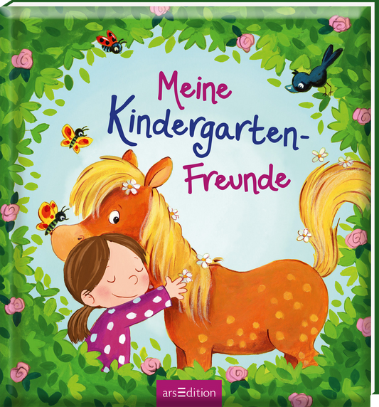 Das Buchcover zeigt ein farbenfrohes, liebevolles Bild eines Mädchens mit braunen Haaren, das sanft ein orangefarbenes Pony umarmt. Im Hintergrund sind grüne Blätter, Blumen und kleine Vögel abgebildet. Der Titel „Meine Kindergarten-Freunde“ steht in verspielter, lila Schrift. Oben und unten umrahmen die Illustrationen die herzliche Szene, die Freude und Freundschaft vermittelt. Ganz unten mittig steht der Logoschriftzug von arsEdition.