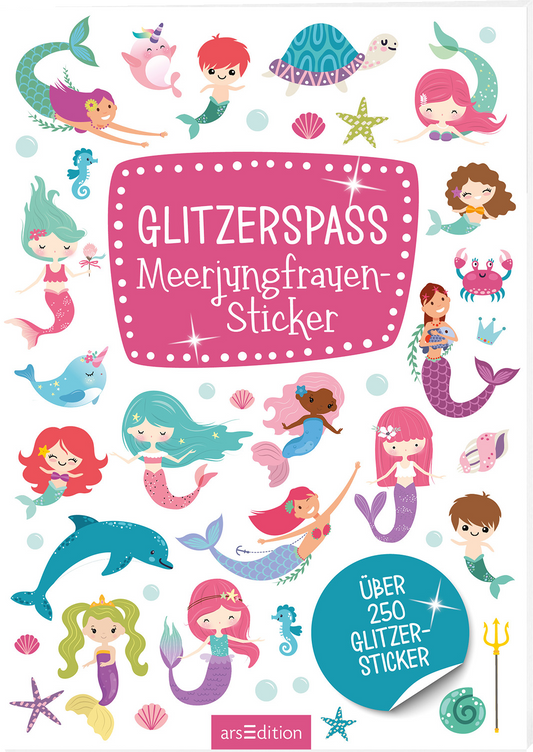 Das Cover zeigt eine bunte, vielseitige Illustration mit verschiedenen Meerjungfrauen, Fischen und anderen Unterwassertieren in lebhaften Farben wie Rosa, Blau und Lila. In der Mitte des Covers befindet sich ein großes, rosafarbenes Banner mit weißen Punkten, auf dem in verspielter Schrift „GLITZERSPASS Meerjungfrauen-Sticker“ steht. Unter dem Banner hebt sich der Text „ÜBER 250 GLITZER-STICKER“ ab. Ganz unten mittig steht der Logoschriftzug von arsEdition.