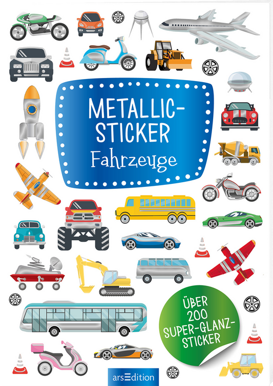 Das Buchcover zeigt eine bunte Ansammlung von verschiedenen Fahrzeugen, darunter Autos, Flugzeuge, Fahrräder und Baumaschinen, die im unteren und mittleren Bereich des Covers angeordnet sind. Die farbenfrohen Illustrationen sind lebhaft und abwechslungsreich, während der Hintergrund in hellem Weiß gehalten ist. In der Mitte prangt ein blauer, ovaler Rahmen mit weißen Punkten, in dem der Titel „METALLIC-STICKER Fahrzeuge“ in auffälliger, verspielter Schrift steht. Unten mittig ist der...
