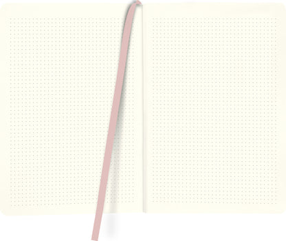 Gezeigt wird eine Innen- oder Zusatzansicht von „myNOTES Notizbuch A5: Abenteuer beginnen da, wo Pläne enden“. Die Ansicht zeigt zwei Seiten des Notizbuchs in sanftem Beige mit feinen, punktierten Linien in hellgrau, die den Raum für Notizen strukturieren. In der Mitte befindet sich ein zartes, rosa Lesezeichen. Die klare Typografie und der schlichte, elegante Stil unterstreichen die Funktionalität und Kreativität des Notizbuchs.