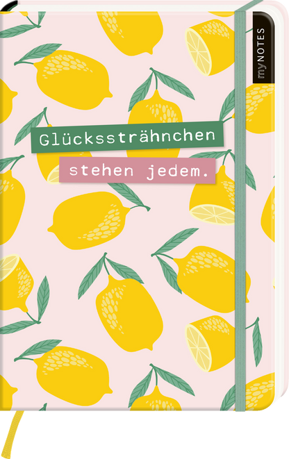 Das Buchcover zeigt eine sanfte rosa Hintergrundfarbe, auf der fröhliche, gelbe Zitronen und grüne Blätter verteilt sind. In der Mitte prangen die Worte „Glückssträhnchen“ in einer grünen Rechteckfläche und darunter „stehen jedem.“ in einer pinken Fläche. Die Schrift ist modern und gut lesbar. Oben rechts befindet sich der schwarze Schriftzug „my NOTES“. Ganz unten mittig steht der Logoschriftzug von arsEdition.