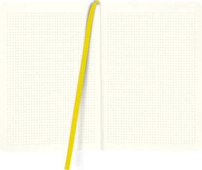 Gezeigt wird eine Innen- oder Zusatzansicht von „myNOTES Notizbuch A5: Glückssträhnchen stehen jedem“. Die Seite ist hell und fein strukturiert mit einem Punktmuster, das eine klare Orientierung für Notizen bietet. Das Papier hat einen sanften, cremigen Farbton. Ein auffälliges, leuchtend gelbes Lesezeichen ragt aus dem Buch und sorgt für eine einfache Navigation. Die Typografie ist klar und modern, was die Lesbarkeit unterstützt.