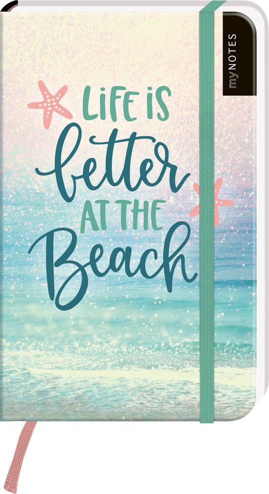 Das Buchcover zeigt einen pastellfarbenen Hintergrund in sanften Blau- und Hauttönen, der eine Strandlandschaft mit schimmerndem Wasser darstellt. In der Mitte steht in geschwungener Schrift der Satz „Life is better at the Beach“ in verschiedenen Farben, was eine fröhliche und entspannte Atmosphäre erzeugt. An der oberen linken Ecke sind rosa Seesterne abgebildet. Oben rechts befindet sich ein schwarzes Etikett mit dem Text „my NOTES“. Ganz unten mittig steht der Logoschriftzug von...