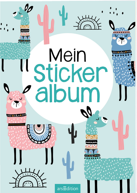 Das Buchcover zeigt eine verspielte Gestaltung mit bunten Lamas in Rosa und Blau, umgeben von Kakteen und abstrakten Sonne-Motiven. Der Titel „Mein Stickeralbum“ ist in einer klaren, großzügigen Typografie in Türkis vor einem weißen runden Hintergrund platziert. Ganz unten mittig steht der Logoschriftzug von arsEdition.