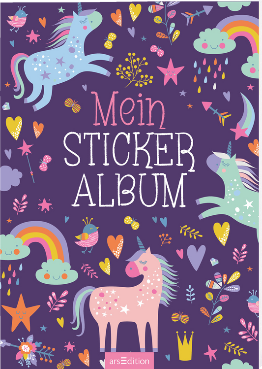 Das Buchcover zeigt einen bunten, fantastischen Hintergrund in Violett, dekoriert mit fliegenden und springenden Einhörnern in sanften Farben, verschiedenen Wolken, Regenbögen und zahlreichen herzförmigen Elementen. In der Mitte steht „Mein STICKER ALBUM“ in verspielter, weißer und rosa Schrift. Das Cover vermittelt eine fröhliche und magische Atmosphäre, die Kinder anspricht. Ganz unten mittig steht der Logoschriftzug von arsEdition.