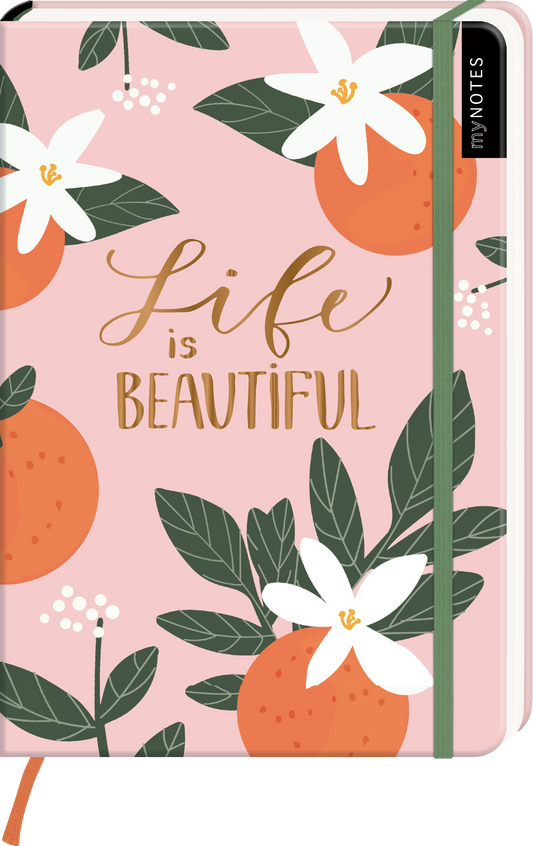 Das Buchcover zeigt einen fröhlichen, rosa Hintergrund, der mit verschiedenen floralen Elementen verziert ist. Orangefarbene Orangen und grüne Blätter sind prominent platziert, ergänzt durch weiße Blumen. In der Mitte ist der Titel „Life is BEAUTIFUL“ in eleganter, goldener Schrift dargestellt, die die positive Atmosphäre des Covers unterstreicht. In der oberen linken Ecke befindet sich der schwarze Schriftzug „my NOTES“. Ganz unten mittig steht der Logoschriftzug von arsEdition.