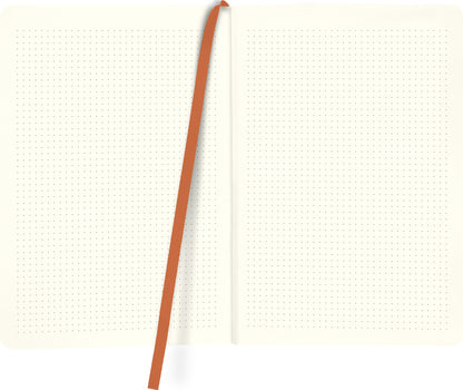 Gezeigt wird eine Innen- oder Zusatzansicht von „myNOTES Notizbuch A5: Life is beautiful“. Die Seiten sind in einem sanften Beige gehalten und mit einem feinen Punktmuster versehen, das eine übersichtliche Struktur bietet. In der Mitte des Notizbuchs verläuft ein orangefarbenes Leseband, das farbliche Akzente setzt. Die Typografie ist schlicht und klar, was die Nutzung und das Schreiben erleichtert.