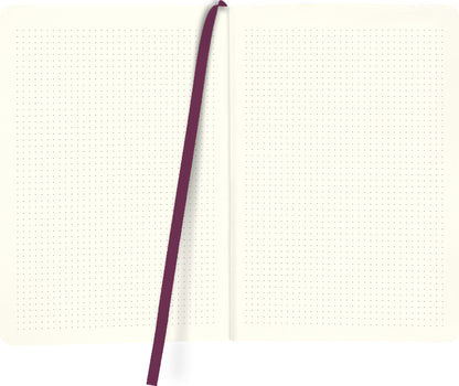 Gezeigt wird eine Innenansicht von „myNOTES Notizbuch A5: Be creative“. Die Doppelseite ist in einem sanften Cremeton gehalten und zeigt feine, graue Punkte als Struktur. Ein lila Lesezeichen ragt aus der Bindung heraus und bietet eine praktische Orientierungshilfe. Die Schrift ist klar und modern, wodurch die Seiten ansprechend und übersichtlich wirken. Dieses Design fördert kreatives Schreiben und Notizen.