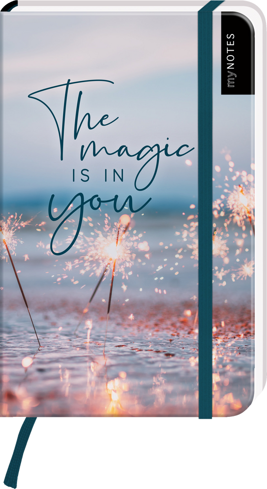Das Buchcover zeigt einen sanften, verschwommenen Hintergrund mit einem Meer und zarten Funken, die im Licht glitzern. In der oberen Hälfte ist die Schrift „The magic is in you“ in einer eleganten, handgeschriebenen Typografie in dunklem Blau platziert. Der Titel hebt sich durch die leuchtende Farbgebung ab und vermittelt eine inspirierende Atmosphäre. Rechts oben befindet sich der Schriftzug „my NOTES“. Ganz unten mittig steht der Logoschriftzug von arsEdition.