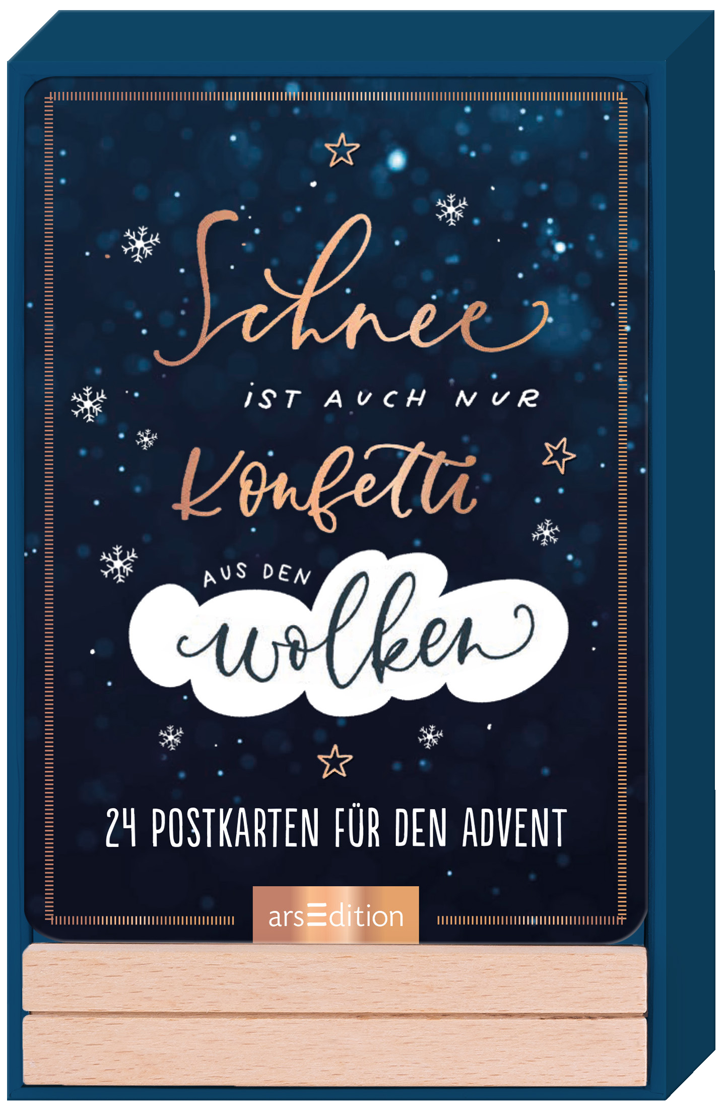 Das Buchcover zeigt einen tiefblauen Hintergrund mit zahlreichen weißen Schneeflocken, die eine winterliche Atmosphäre erzeugen. In verspielter Handlettering-Typografie steht der Titel „Schnee ist auch nur Konfetti aus den Wolken“ in kontrastierendem Weiß und Gold, wobei die Worte lebhaft angeordnet sind. Unten steht der Text „24 Postkarten für den Advent“. Ein SPIEGEL-Bestseller-Button befindet sich am oberen Rand. Ganz unten mittig steht der Logoschriftzug von arsEdition.