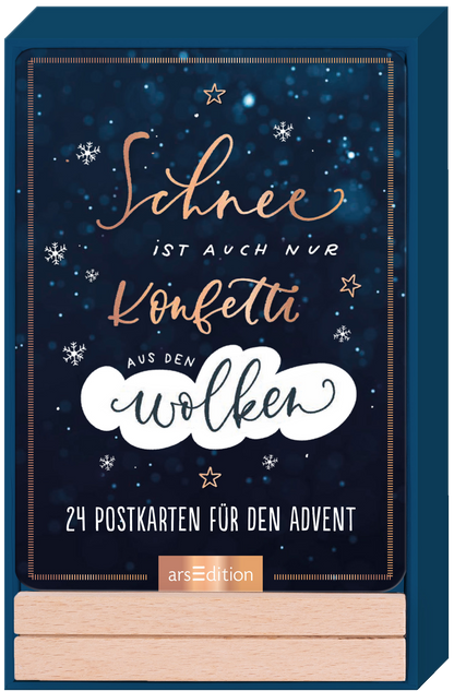 Das Buchcover zeigt einen tiefblauen Hintergrund mit zahlreichen weißen Schneeflocken, die eine winterliche Atmosphäre erzeugen. In verspielter Handlettering-Typografie steht der Titel „Schnee ist auch nur Konfetti aus den Wolken“ in kontrastierendem Weiß und Gold, wobei die Worte lebhaft angeordnet sind. Unten steht der Text „24 Postkarten für den Advent“. Ein SPIEGEL-Bestseller-Button befindet sich am oberen Rand. Ganz unten mittig steht der Logoschriftzug von arsEdition.