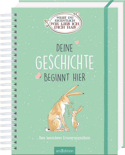 Das Buchcover zeigt eine sanfte mintgrüne Hintergrundfarbe mit luftigen, weißen Punkten. Im oberen Bereich befindet sich ein ovales, weißes Emblem mit dem Titel „WEIST DU EIGENTLICH WIE LIEB ICH DICH HAB“ in verspielter Schrift. Darunter steht in großen, weißen Buchstaben „DEINE GESCHICHTE BEGINT HIER“. Zwei niedliche Hasenillustrationen, ein größerer Hase und ein kleinerer, sitzen in der Mitte. Am unteren Rand des Covers ist der Untertitel „Dein besonderes Erinnerungsalbum“...