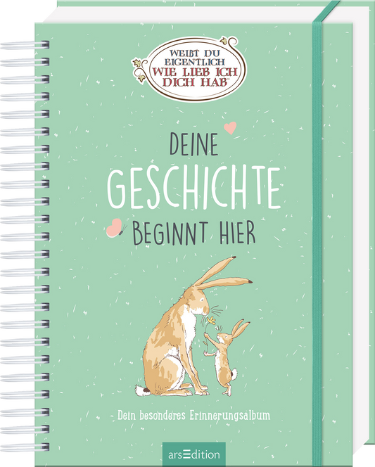 Das Buchcover zeigt eine sanfte mintgrüne Hintergrundfarbe mit luftigen, weißen Punkten. Im oberen Bereich befindet sich ein ovales, weißes Emblem mit dem Titel „WEIST DU EIGENTLICH WIE LIEB ICH DICH HAB“ in verspielter Schrift. Darunter steht in großen, weißen Buchstaben „DEINE GESCHICHTE BEGINT HIER“. Zwei niedliche Hasenillustrationen, ein größerer Hase und ein kleinerer, sitzen in der Mitte. Am unteren Rand des Covers ist der Untertitel „Dein besonderes Erinnerungsalbum“...