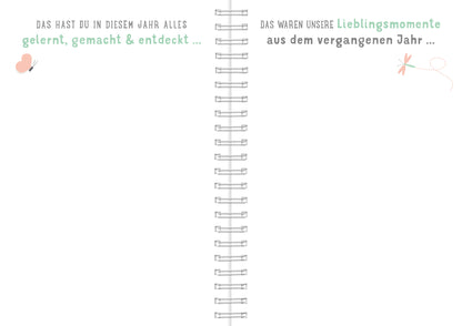 Gezeigt wird eine Innenansicht von „Weißt du eigentlich, wie lieb ich dich hab?“. Die Doppelseite präsentiert zwei Abschnitte, in sanften Pastellfarben gehalten. Links steht der Text „DAS HAST DU IN DIESEN JAHR ALLES gelernt, gemacht &amp; entdeckt …“ in einer modernen, grünen Typografie. Rechts steht „DAS WAREN UNSERE Lieblingsmomente aus dem vergangenen Jahr …“ in einer ebenfalls modernen, aber dunkleren Schrift. Feine grafische Elemente, wie ein kleiner Schmetterling und...