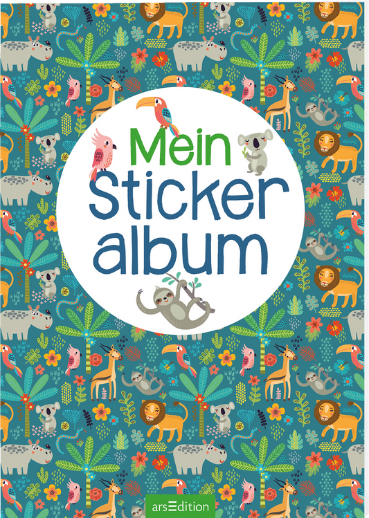 Das Buchcover zeigt einen bunten, schematischen Dschungel mit verschiedenen Tieren wie Koalas, Löwen und Vögeln, umgeben von lebhaften Pflanzen und Blumen. In der Mitte befindet sich ein großer, runder, weißer Bereich mit dem Titel „Mein Stickeralbum“ in einer verspielten Schriftart. Der Titel ist in blauen und grünen Farben gehalten. Ganz unten mittig steht der Logoschriftzug von arsEdition.