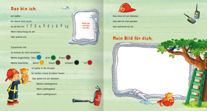 Gezeigt wird eine Innen- oder Zusatzansicht von „Meine Kindergarten-Freunde (Im Einsatz)“. Die Seite ist in sanften, hellen Farben gestaltet, vor allem in Grüntönen mit Akzenten in Rot und Blau. Links befindet sich ein Abschnitt zur persönlichen Vorstellung mit Textfeldern für Name, Geburtstag und Vorlieben, unterlegt von einem feinen, umrandeten Rahmen. Rechts ist ein großes freies Feld für eine Zeichnung, umgeben von einem grünen Baum und einem Leiter, symbolisierend kreative...