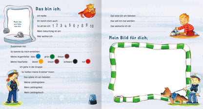 Gezeigt wird eine Innen- oder Zusatzansicht von „Meine Kindergarten-Freunde (Im Einsatz)“. Die Seite ist hellblau hinterlegt und bietet Platz für persönliche Angaben. Links befinden sich Bereiche mit bunten, handschriftlichen Feldern zur Eintragung von Namen, Alter und einem Bild. Illustrationen zeigen eine Katze und Kinder in farbenfrohen Kleidern, darunter ein Junge in rot und ein Polizeikostüm. Rechts ist ein leerer Rahmen umrandet mit grünen und weißen Streifen für kreative...