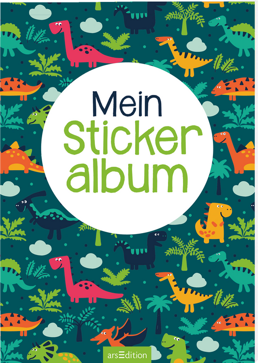 Das Buchcover zeigt einen bunten, kindgerechten Hintergrund mit verschiedenen Dinosauriern in leuchtenden Farben wie Rot, Orange, Pink und Grün. Die Tiere sind umgeben von tropischen Pflanzen und Wolken, was eine verspielte Atmosphäre schafft. Im Zentrum befindet sich ein großer, runder Bereich mit dem Titel „Mein Stickeralbum“ in einer freundlichen, grünen Schrift. Ganz unten mittig steht der Logoschriftzug von arsEdition.